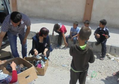 Distribution de chaussures aux enfants